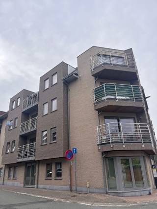 Vul eerst de KANDIDATUURFICHE volledig in door te klikken op volgende link https://ppvastgoed.be/nl/kandidatuurfiche ! Dan pas kan een bezoek ingepland worden. In ‘Residentie Pauwenhof’ bevindt zich op de 2<sup>de</sup> verdieping dit gunstig gelegen, ruim, instapklaar en energiezuinig appartement. Het omvat een inkomhal, lichtrijke woonkamer met geïntegreerde keuken voorzien van alle modern comfort, 2 slaapkamers, ingerichte badkamer, ruime berging met aansluiting voor wasmachine en kelderruimte. Tevens is er een terras aanwezig en 1 overdekte autostaanplaats. De verwarming is op aardgas en lift is aanwezig. Huurprijs: €900/maand + €50 gemeenschappelijke kosten. Onmiddellijk beschikbaar.