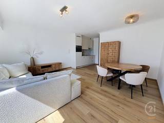 Op een toplocatie in het bruisende centrum van Westende-Bad, op slechts enkele stappen van het strand en de tramhalte, bevindt zich dit volledig gerenoveerde en instapklare appartement met één slaapkamer. Dankzij de centrale ligging geniet u van een vlotte bereikbaarheid en bevinden winkels, horecazaken en alle voorzieningen zich op wandelafstand.<br /><br />Bij het betreden van het appartement komt u in de inkomhal die rechtstreeks toegang biedt tot de ruime slaapkamer. Verder beschikt het appartement over een stijlvolle badkamer met douche en een apart toilet. Achteraan bevindt zich de lichtrijke leefruimte met een open, volledig ingerichte keuken. Vanuit de woonkamer geniet u van een aangenaam uitzicht, wat zorgt voor een extra gevoel van ruimte en licht.<br /><br />Het appartement werd volledig gerenoveerd met kwalitatieve materialen en is tot in de puntjes afgewerkt, waardoor u zonder enige zorgen onmiddellijk kunt intrekken. Of u nu op zoek bent naar een tweede verblijf aan zee, een vaste woonst of een interessante investering, dit appartement biedt alle troeven om jarenlang zorgeloos te genieten van de Belgische kust.