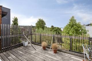 Indeling: Gelijkvloers: - handelsgelijkvloers van ca. 147 m² - momenteel leegstaand (in 2024 verhuurd aan €3081/maand) - conforme elektriciteit...