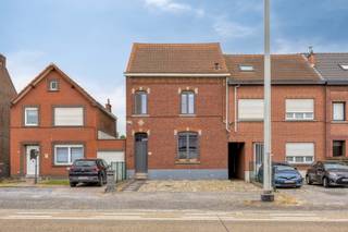 Deze prachtige woning is gelegen in de rustige gemeente Boutersem en biedt alles wat je nodig hebt voor een comfortabel en gezellig thuis. De locatie is top: tussen Leuven en Tienen, vlakbij het sportcomplex Sport'o'Droom, winkels, restaurants, uitvalswegen, enz. <br />Met een perceeloppervlakte van 3are 82ca, een zuidelijke oriëntatie van de tuin en een ruim terras, is dit de perfecte plek om te genieten van het buitenleven.<br /><br />Het huis beschikt over drie zeer ruime slaapkamers, wat ideaal is voor een gezin of voor wie graag gasten ontvangt. Daarnaast is er ook een nieuwe badkamer, een wasruimte, 2 toiletten en twee privé parkeerplaatsen, wat het woongemak compleet maakt. De woning is doorheen de jaren gerenoveerd met extra troeven: nieuwe ramen, nieuw badkamer, elektriciteit is conform, mooi keuken, airco, enz. <br /><br />De omgeving van Boutersem staat bekend om haar prachtige natuur en landelijke charme. Hier kan je heerlijk wandelen, fietsen of gewoon genieten van de rust en ruimte. <br /><br />Kortom, deze prachtige woning in Boutersem is een ideale plek voor wie op zoek is naar een gezellige thuisbasis met een heerlijke tuin en alle comfort binnen handbereik.<br />Graag een bezoek? Bel David van LED-ON-IMMO op het nummer 0476 98 91 76 of mail naar info@ledonimmo.be. Tot gauw ;)