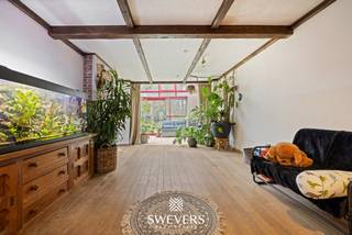 Voor meer info en foto’s, surf naar www.swevers.be –<br />In het groene Koersel vind je deze gelijkvloerse woning op een perceel van 20a30ca. De woning uit 1974 biedt 167 m² bewoonbare oppervlakte, volledig op het gelijkvloers en met veel lichtinval dankzij grote raampartijen. De leefruimte vormt het hart van het huis en loopt naadloos over in de veranda met uitzicht op de prachtig weelderige, zuidwestgerichte tuin. Aansluitend bevindt zich de keuken met tevens zicht op de tuin. Een extra leefruimte biedt dan weer mogelijkheden voor bureau, speelkamer of hobbykamer. De woning beschikt over vier slaapkamers (16 m², 12 m², 9 m² en 7 m²), een compacte badkamer, apart toilet, en praktische extra’s zoals een garage (momenteel ook wasplaats), een zolder en een kelder. De tuin is een waar natuurparadijs met veel privacy, ideaal voor wie van rust en groen houdt.<br />Recente investeringen zoals een nieuwe gasketel (2019), dakisolatie en conforme elektriciteit maken dit huis toekomstgericht. Gelegen op wandelafstand van horeca, nabij scholen, winkels en natuurgebieden, en vlot bereikbaar via de snelweg.<br />Voor meer informatie, bel 011 255 155. Bron bewoonbare oppervlakte: EPC – verslag.