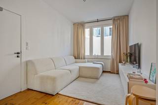 Op een toplocatie in hartje Antwerpen bevindt zich dit lichtrijke gelijkvloerse appartement met 1 slaapkamers en een zonnig zuid gerichte stadstuin (25m2). Dankzij de centrale ligging geniet u van een uitstekende bereikbaarheid, terwijl winkels, scholen, horecazaken en openbaar vervoer zich op wandelafstand bevinden.<br /><br />Via de gemeenchappelijke charmante inkomhal betreden we het appartement. De ruime en lichtrijke leefruimte biedt voldoende plaats voor een gezellige zithoek en een aparte eetruimte. De open keuken sluit naadloos aan op de leefruimte en is uitgerust met kwalitatieve toestellen. Zowel de keuken als de eetkamer geven uit op een aangenaam zuid gerichte stadstuin van 25m2. Hier kan u genieten in alle rust van het mooie weer. Aansluitend bevindt zich de ruime slaapkamer met naastgelegen de stijlvolle badkamer, ingericht met een inloopdouche,wastafel en ruimte voor wasmachine.<br /><br />Dit instapklare appartement werd volledig gerenoveerd in 2021. Het EPC is gunstig C (288kwh/m2 jaar) ,volledig asbestvrij en de electriciteit is conform. Tevens ideaal als opbrengsteigendom met top rendement.<br /><br /><br />Dit is een uitstekende opportuniteit als u op zoek bent naar een lichtrijk appartement met 1 slaapkamers en zonnige stadstuin te Antwerpen. Contacteer ons voor meer informatie op 0473 38 29 40 of via info@boonstravastgoed.be.<br /><br />Bijzonderheden:<br />- Hartje Antwerpen<br />- Zonnige stadstuin<br />- Gunstig EPC C - 288 kwh/ m2 jaar