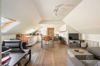 Mooi éénslaapkamerappartement te Dikkelvenne op mooie ligging!Dit appartement beschikt over één slaapkamer en één badkamer, ingericht met het oog op maximaal comfort en functionaliteit. Het open-conceptontwerp creëert een voelbare ruimtelijkheid en bevordert een aangenaam dagelijks leefpatroon. Grote ramen en meerdere dakramen zorgen voor overvloedige natuurlijke lichtinval, wat de leefruimte zeer aantrekkelijk maakt.KEUKEN EN WOONGEDEELTEDe moderne keuken is volledig uitgerust en beschikt over een groot werkeiland voorzien van houten werkbladen. De ruime slaapkamer biedt voldoende plaats voor een comfortabel bed en aanvullend meubilair. Er zijn 2 staanplaatsen inbegrepen aan de voorkant van het gebouwMomenteel verhuurd aan 640€Lage syndickostenMaak zeker uw afspraak op het bezoekmoment donderdag 24/09 om dit leuke appartement te bezichtigen.