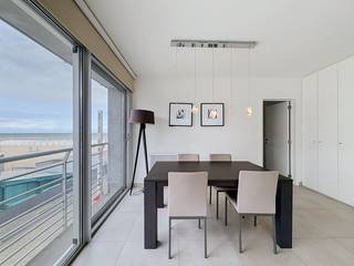 Bel appartement avec vue mer latérale et situé au centre de Saint-Idesbald, à qq minutes du KYC. L'appartement comprend: entrée, wc, SDB avec baignoire et lavabo, living et salle à manger ensoleillés, grande chambre avec placards, cuisine équipée avec terrasse ensoleillée, buanderie. Cave commune à vélos. Réf. La Croisette.