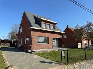 <p><span>Laat je verrassen door deze charmante woning die door de huidige eigenaar al gedeeltelijk en kwaliteitsvol werd gerenoveerd. </span></p><p><span>Dankzij de nieuwe HR-ramen, vernieuwd dak, moderne keuken, thuisbatterij met 20 zonnepanelen, geïsoleerde zolder en een frisse schilderbeurt, is dit een instapklare thuis met heel wat comfort.</span></p><p><span>Bij het binnenkomen tref je een ruime inkomhal die meteen toegang biedt tot zowel de keuken als de gezellige leefruimte. In de woonkamer springt de prachtige marmeren schouw meteen in het oog – een stijlvol detail dat sfeer brengt.</span></p><p><span>De zeer ruime keuken is volledig vernieuwd en uitgerust met alle nodige voorzieningen. Aansluitend bevindt zich de badkamer met toilet, douche, wastafel en voldoende plaats voor wasmachine en droogkast. </span></p><p><span>Vanuit de keuken bereik je ook de kelder, ideaal als extra opslagruimte. </span></p><p><span>In de lichtrijke veranda geniet je het hele jaar door van het zonnetje.</span></p><p><span>Op de bovenverdieping zijn er drie volwaardige slaapkamers. </span></p><p><span>De overloop biedt bijkomende mogelijkheden: een bureauhoek, speelruimte of zelfs een extra badkamer.</span></p><p><span>Het perceel van ongeveer 12 are is een absolute troef. </span></p><p><span>De tuin werd volledig opnieuw aangelegd, is volledig omheind en biedt privacy en rust. </span></p><p><span>Buiten vind je daarnaast een groot overdekt terras en een ruim bijgebouw, dat indien gewenst kan worden verkleind of verwijderd om een nog opener tuinbeleving te creëren.</span></p><p><span>Extra troeven</span></p><p><span>•Thuisbatterij</span></p><p><span>•20 zonnepanelen</span></p><p><span>•Dak volledig vernieuwd</span></p><p><span>•Grondwaterput</span></p><p><span> </span></p><p><span>Kortom: een ruim, energiezuinig en veelzijdig huis op een prachtig perceel. Ideaal voor wie instapklaar wil wonen met alle comfort én een mooie tuin!</span></p><p><span> </span></p>