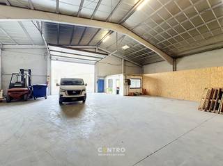 <u><strong>Benaderende oppervlakten:</strong></u><br />Magazijn: 546m² (10m x 15m + 12m x 33m)<br />Sas-gemeenschappelijke laad-en loszone: 150m² (10m x15m)<br /><br /><u><strong>INDELING/AFWERKING:</strong></u><br />Magazijn van 546m² met extra sas/gemeenschappelijke zone - deel van een grotere unit, afgescheiden met OSB-platen van 2,4m hoogte: mogelijkheid deze te verplaatsen en meer m² te huren - <br />heftruck beschikbaar die gehuurd kan worden.<br />Polybeton - automatische sectionaalpoort met toegangscode (h: 4,20m x b: 5,50m) - afzonderlijke loopdeur - vrije hoogte 5,2 tot 6,4 m - kantoor - toilet.<br /><br /><strong><u>BESTEMMING</u></strong>:<br />Enkel opslag. <br /><br /><strong><u>NUTSVOORZIENINGEN:</u></strong><br />Stadswater, elektriciteit, internet, TL-lampen.<br /><br /><strong><u>LIGGING:</u></strong><br />Regio Waregem (deelgemeente) op industrieterrein.<br /><br /><strong><u>* Bijzonderheden:</u></strong><br />- 6 parkeerplaatsen voor de 2 gebruikers.<br />- Prijzen per maand, excl. BTW (21%) en onroerende voorheffing (volgens de m²). Geen gemene kosten.<br />- Onze referentie op <strong><span>www.centro.be</span></strong> : <strong>P0506</strong> of contacteer ons op <strong><span>050 70 01 02</span></strong>.<br /><br /><strong>CENTRO | BEDRIJFSVASTGOED </strong>is reeds 25 jaar <u>gespecialiseerd in de bemiddeling van commercieel- en bedrijfsvastgoed </u>in West- en Oost Vlaanderen.<br /><strong>De referentie voor uw bedrijfsvastgoed, indien u wenst te weten hoeveel uw bedrijfsgebouw waard is?</strong><br />Contacteer ons vrijblijvend voor een marktconforme waardebepaling van uw pand. <br />