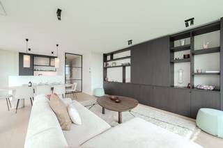 Magnifiek appartement op een bijzondere ligging met uniek frontaal zicht op havengeul, maritiem park en de jachthaven. Het appartement is gelegen op de derde verdieping van de luxueuze Residentie Portino en is voorzien van 2 overdekte terrassen vooraan en achteraan. Het instapklare appartement is afgewerkt met zeer kwalitatieve materialen zoals massief parket, plafondhoge Xinnix deuren, ingemaakte kasten,... De vele en grote raampartijen zorgen voor een unieke zon en lichtinval de ganse dag door. Als eigenaar kunt u genieten van de welness-faciliteiten voorzien van sauna, hammam en koudwaterbad. Er is eveneens een privé-kelderberging en fietsenberging. Mogelijkheid tot bij aankopen van een garagebox in het gebouw aan 70.000 EUR.Indeling:- inkomhall- lichtrijke leefruimte (39m²) met aansluitend terras- ingerichte keuken voorzien van koelkast met diepvriesvakje, vaatwas, combi-oven, keramische kookplaat- berging (5m²) met aansluiting wasmachine- slaapkamer 1 (9m²)- slaapkamer 2 (9m²)- slaapkamer 3 (11m²) met ingemaakte kasten en aansluitend terras (14m²)- badkamer met douche, lavabo en handdoekradiator- badkamer met ligbad, lavabo en handdoekradiatorTroeven:- hoogwaardige afwerking- vloerverwarming + airco- kleinschalig project- prachtig zicht op de havengeulBent u op zoek naar een uniek appartement met zicht op de havengeul? Aarzel niet ons te contacteren voor een afspraak!Bestuursmaatregelen in het maatregelenregister: nee