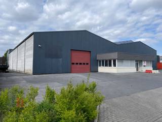 Deze functionele magazijnruime van 1.195 m² is toegankelijk via een automatische sectionale poort (4,90B x 4,50H) en beschikt over een nieuw geïsoleerd dak sinds 2025.<br /><br />De vrije hoogte tussen 6 en 8 meter zorgt voor efficiënte opslagmogelijkheden en het plaatsen van racks, een mezzanine van +/- 70 m² geeft extra ruimte. Er is een elektrisch vermogen van 100 ampère aanwezig.<br /><br />Het terrein is volledig verhard en voorzien van parkeergelegenheid aan de voorzijde en zijkant, voldoende manoeuvreerruimte.<br /><br />Gelegen nabij het centrum van Meulebeke en Tielt, op amper 4 km van de Brugsesteenweg (N50) en op slechts 5 km van de Pittemsesteenweg (N37) met een vlotte verbinding naar de E403 op- en afrit 8 Roeselare-Beveren. <br /><br />Contacteer<strong> </strong>PANORAMA B2B voor bijkomende inlichtingen, plannen of een vrijblijvend plaatsbezoek op 050 300 800.
