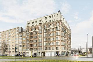 <span>In het hart van Antwerpen vinden we dit instapklare appartement van 61m².</span><br /><br />(Grondplan/ Indeling + attesten kan u downloaden op de Wellimmo-site)<br /><br /><span><strong>Ligging:</strong><br />Het appartement bevindt zich op een bijzonder gegeerde locatie, op wandelafstand van het Nachtegalenpark en Park Den Brandt, perfect voor wie houdt van groene ontspanning. Deze levendige buurt combineert een uitstekende bereikbaarheid met een uitgebreid aanbod aan scholen, winkels en andere faciliteiten. Bovendien geniet u van een vlotte verbinding naar het stadscentrum en de Ring.</span><br /><br /><span><strong>Indeling:</strong><br />Dit gezellig instapklare appartement bevindt zich op de 8ste verdieping in een uitstekend gebouw. Bij het binnenkomen betreedt u de inkomhal, die toegang geeft tot alle ruimtes. De ruime en lichtrijke woonkamer beschikt over een ingebouwde kast en biedt een prachtig uitzicht over Antwerpen.</span><br />De compacte, functionele keuken is voorzien van onder- en bovenkasten, een houten werkblad en een inductiekookplaat. De badkamer is uitgerust met een inloopdouche en een wastafel.<br />Verder is er een ruime slaapkamer van ca. 13 m² met veel lichtinval en opnieuw een mooi uitzicht over Antwerpen.<br /><br />Verhuurd aan €575/maand en daardoor geschikt als opbrengsteigendom.<br />Maandelijkse lasten €121 (Verwarming, water, onderhoud gemeenschappelijke delen...).<br /><br /><strong>Troeven:</strong>
<ul>
	<li><span><span>Energiezuinig (205 kWh/m²jaar)</span></span></li>
	<li><span><span>Asbestveilig</span></span></li>
	<li><span><span>Dak is conform</span></span></li>
	<li><span><span>Lift </span></span></li>
	<li><span><span>Gegeerde locatie</span></span></li>
</ul>
<br /><span>Benieuwd naar meer? Neem contact op voor een bezichtiging via 0483 51 30 01 of mail naar ruzanna@wellimmo.net</span><br /> 