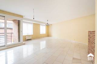 Ontdek dit ruim en lichtrijk appartement van 104m², gelegen in het hartje van Rumbeke, deelgemeente van Roeselare. Dit charmante pand, gebouwd in...