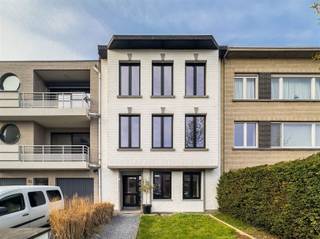 Hoogwaardig gerenoveerd 2-slaapkamerappartement in de Buizegemwijk OMGEVINGWelkom in de populaire Buizegemwijk. Dit aangenaam en knus appartement is...