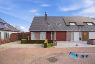 Deze halfopen woning is gelegen in een doodlopende wijk Ter Heide in het centrum van Koekelare.Afgewerkt met hoogwaardige materialen en absoluut...