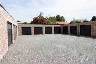 IN OPTIE Garage gelegen achter recent gebouw aan de Villerslei. Sectionale poort...