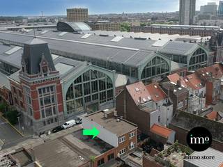 <p>Immo Store presenteert een interessante investeringskans in hartje Brussel, tegenover Gare Maritime – Tour &amp; Taxis. Dit opbrengsteigendom bestaat uit vier wooneenheden en een kantoorruimte, verspreid over 3 verdiepingen: Twee ruime appartementen van 95m² met 2 slaapkamers, een appartement van 50m² met 1 slaapkamer, een studio van 50m², en een kantoorruimte van 12m² met afzonderlijk toilet. De huidige maandelijkse huuropbrengst bedraagt 3.250€. De energieprestatiecertificaten (EPB/PEB) van de verschillende eenheden variëren tussen label D en G, wat wijst op een gemengd energetisch profiel. Opgelet: de gelijkvloerse garage is eigendom van een derde partij en maakt géén deel uit van deze verkoop. Dankzij de strategische ligging in een dynamische buurt met uitstekende bereikbaarheid en tal van voorzieningen in de onmiddellijke omgeving, is dit een ideale opportuniteit voor wie op zoek is naar een stabiele investering met mooi rendement. Mis deze nieuwe niet te missen IMMO STORE kans niet, en plan vandaag nog een bezoek! Bel ons op 02/203.03.03 of stuur een mail naar info@immo-store.be!</p>