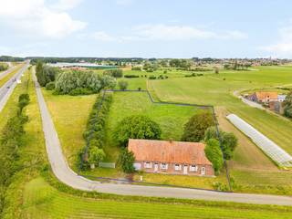 - Landelijke ligging met vlotte verbinding A19: Oude Hondstraat 18 Beselare<br />- Perceel van ca. 7.000 m²<br />- Charmante, karaktervolle woning, volledig te renoveren<br />- Asbestveilig<br />- EPC label F, UC: 3889221 <br />- Richtprijs: € 449.000