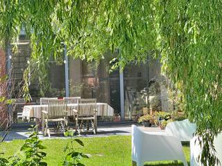 <p>Zeer ruime woning gelegen op een toplocatie in Roeselare, nabij scholen, winkels, openbaar vervoer en met een vlotte verbinding naar de autostrade, bestaande uit een inkomhal met vestiaire, leefruimte met parketvloer en houtkachel. Aansluitend bevindt zich de ruime leefkeuken met bijhorende zithoek/tweede leefruimte, apart toilet, was- en bergruimte, inpandige garage. Buiten kan je genieten van een volledig ommuurde, uiterst groene en gezellige tuin met terras en stenen tuinhuis. De woning beschikt verder over 4 slaapkamers. Op de eerste verdieping vind je 3 slaapkamers en een dressing/ bureau, badkamer uitgerust met douche, ligbad en lavabomeubel, en een apart toilet. Op de zolderverdieping is er een slaapkamer en een extra leefgedeelte/ hobbyruimte. <br />Deze woning biedt de mogelijkheid om wonen en werk te combineren.</p>
<p>Extra troeven:</p>
<ul>
<li>10 zonnepanelen met groenestroomcertificaten</li>
<li>Vernieuwde condensatieketel in 2024</li>
<li>Aluminium schrijnwerk</li>
<li>Regenwaterputten met een totale capaciteit van 6.000 liter</li>
<li>Karaktervolle elementen</li>
<li>Toplocatie nabij scholen, winkels, openbaar vervoer en autostrade</li>
<li>Inpandige garage</li>
<li>Droge kelder</li>
<li>Gezellige en groene tuin met ruim terras</li>
</ul>
<p>Te koop zonder makelaar via Smart Houses. Wenst u meer informatie of een bezoek? Contacteer rechtstreeks de eigenaar +32497824360</p>