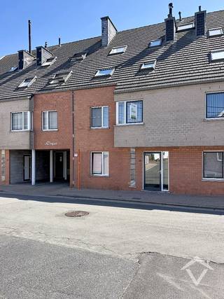 Dit instapklaar appartement is gelegen op de eerste verdieping en bestaat uit: lift - inkomhal - living met aansluitend groot zonneterras - keuken - ruime berging - badkamer - toilet - 2 slaapkamers - garage. <br /><br />Troeven van dit appartement:<br />- instapklaar <br />- groot terras <br />- EPC label B<br /><br />Met een gunstige locatie in Torhout, is dit appartement ideaal voor wie op zoek is naar rust en comfort, maar toch dicht bij alle voorzieningen wil wonen.