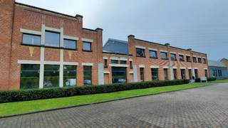 Bureaux à usage mixte avec showroom et/ou espace de stockage équipé d'une porte sectionnelle pour petits camions de transport, d'une superficie de...