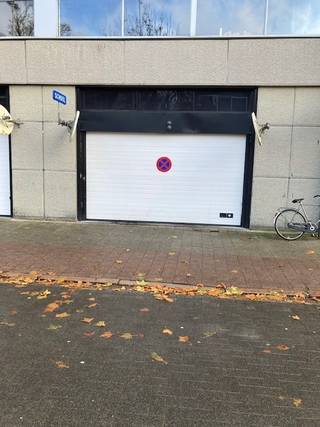 Garagebox. ( nr 77 ). Momenteel verhuurd voor €130/maand. Voor verdere info of afspraak bel 0473 33 33 35.