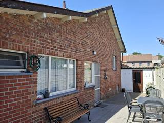 <strong>Veelzijdige eigendom met tal van mogelijkheden op een rustige locatie</strong><br />Op deze rustige ligging bevindt zich deze te renoveren woning op een ruim perceel met bijkomend bouwpotentieel. Voor het perceel werd reeds een stedenbouwkundig attest verkregen voor de opsplitsing in twee bouwloten, wat deze eigendom bijzonder interessant maakt voor zowel particulieren als investeerders.<br />Het perceel geniet bovendien van een uitstekende bereikbaarheid dankzij de toegang langs zowel de hoofdbaan als de Pastoor Pennestraat.<br />De bestaande woning omvat op het gelijkvloers een aparte keuken, een ruime woonkamer en badkamer. Op de tussenverdieping zijn er twee slaapkamer. Bovendien is er ook een kelder en zolder aanwezig. De woning vraagt een grondige renovatie, maar biedt tegelijkertijd de mogelijkheid om te kiezen voor afbraak en heropbouw, afhankelijk van uw woon- of investeringsplannen.<br />Daarnaast biedt het perceel interessante ontwikkelingsmogelijkheden. Na afbraak van de bestaande woning kan, mits het verkrijgen van de nodige vergunningen, een project met twee nieuwbouwwoningen worden gerealiseerd. Onder de geldende voorwaarden kan daarbij mogelijk gebruik worden gemaakt van het gunstige btw-tarief van 6% voor afbraak en heropbouw.<br />Of u nu op zoek bent naar een renovatieproject, een bouwgrond voor uw droomwoning of een interessante ontwikkelingsopportuniteit, deze eigendom biedt een uitzonderlijk potentieel.<br /><strong>Interesse?</strong> Neem gerust contact op voor meer informatie of een bezoek ter plaatse. Wij lichten de mogelijkheden graag verder toe.<br /><br />Stedenbouwkundige info: Wug - gvv - gmo - Gvkr - Gvg<br /> 