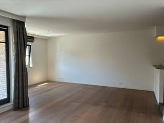 <p><span>Luxury apartment on 1st floor in the center 's-Gravenwezel</span></p><p><span> </span></p><p><span>* Layout : entrance hall with toilet, living on parquet floor with sliding door to the covered terrace, open kitchen with Miele appliances and adjoining storage room, night hall, 2 bedrooms on high quality laminate, bathroom with walk-in shower / double washbasin</span></p><p><span> </span></p><p><span>- Central heating on gas, underfloor heating</span></p><p><span>- elevator, videophone</span></p><p><span>- garage box € 100 / month</span></p><p><span>- common costs € 50 / month</span></p>