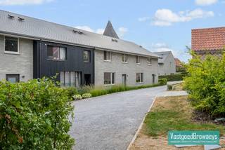 Deze eigendom is gelegen in de dorpskern van het schilderachtige Rozebeke dat bekend staat om zijn beschermde dorpsgezicht en heel wat rustige wandelroutes doorheen het stiltegebied. <br /><br />Deze gesloten bebouwing omvat inkomhal met vestiaire ruimte, bezoekerstoilet, leefruimte met open keuken en aansluitend ruime berging. Het terras is voorzien van een groenscherm en is zuidgericht.  Bovenverdieping omvat 3 ruime slaapkamers en ingerichte badkamer met inloopdouche, dubbel lavabomeubel en toilet.  Zolderruimte toegankelijk via zolderluik, dienstig voor extra stockageruimte. In de prijs inbegrepen buitenberging en carport. <br /><br />Alles is afgewerkt met duurzame en energiezuinige materialen en bovendien zijn alle entiteiten met een geothermische warmtepomp uitgerust. <br /><br />Contacteer ons vandaag nog voor meer informatie over deze eigendom op het nummer 055/59 50 10 of email stefanie@vastgoedbrowaeys.be