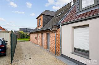 Op zoek naar een woning die je nog verder naar smaak kan inrichten? Dan is deze aantrekkelijke halfopen bebouwing, gelegen in een rustige wijk te Ingelmunster, absoluut het ontdekken waard!Op het gelijkvloers bevinden zich de leefruimte met zithoek en eetplaats, aansluitend op de open keuken met kookeiland. Daarnaast zijn er verschillende extra ruimtes die dienst kunnen doen als bureau, hobbyruimte of berging.Op de verdieping vindt u de slaapkamers en een badkamer met ligbad en dubbele wastafel.Buiten beschikt de woning over een grote tuin, een overdekte ruimte die als terras kan worden ingericht en een vrijstaande dubbele garage. Ook aan extra bergruimte en parkeergelegenheid is er geen gebrek.De woning vraagt hier en daar nog wat opfrissing en afwerking, maar biedt een mooie basis om alles naar eigen smaak in te richten.Benieuwd naar deze woning? Neem gerust contact met ons op voor een bezoek! 056 96 08 00 – info@property-vastgoed.be