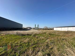 KMO-grond met een oppervlakte van 3.329 m² te koop op amper 2,5 km van de Stationsstraat (N36) en de Oudenaardebaan (N8). De site is gelegen in...