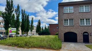 Eén van de laatste bouwpercelen in Mortsel bevindt zich in de rustige wijk Savelkoul. Dit hoekperceel heeft een totale oppervlakte  van 368m² Het...