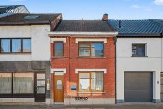 Deze woning met renovatiemogelijkheden is gunstig gelegen in de nabijheid van station, winkels, scholen, waardoor alle voorzieningen vlot bereikbaar zijn. <br />Indeling : inkomhal, gezellige woonkamer, eetplaats, keuken en badkamer. Op de eerste verdieping bevinden zich 2 slaapkamers. <br />Achteraan is er een gezellig tuintje met tuinhuis en fietsenberging en een handige achteruitgang die rechtstreeks toegang geeft tot het park.<br />Deze woning biedt heel wat potentieel voor wie graag een woning naar eigen smaak wil opfrissen. <br />Voor meer info mail vero@berno.be of bel 0471/27 38 03.