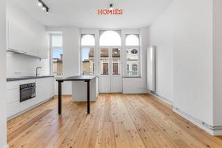 Appartement 0201 strekt zich uit van voor- tot achterzijde van het gebouw en biedt een bijzonder ruimtelijk gevoel dankzij de overvloedige...