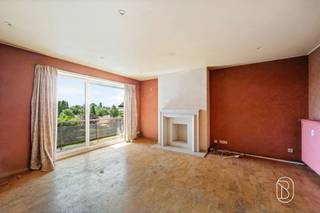 <p>Te koop: ruim 2-slaapkamerappartement op centrale ligging in Kuurne</p><p>In het centrum van Kuurne bevindt zich dit verzorgde appartement met een praktische indeling en ruime leefvolumes. Dankzij de centrale ligging zijn winkels, scholen en openbaar vervoer vlot bereikbaar.</p><p>Wat maakt dit pand uniek?<br />Bij het binnenkomen wordt u verwelkomd in een ruime en lichtrijke leefruimte, ideaal om comfortabel te wonen. De afzonderlijke keuken biedt alle ruimte voor dagelijks gebruik en sluit mooi aan op de leefruimte.Het appartement beschikt over twee volwaardige slaapkamers en een badkamer uitgerust met zowel een ligbad als een douche. Verder is er een berging aanwezig, alsook een ondergrondse staanplaats.</p><p>Voor wie is dit ideaal?</p><p>Ideaal voor men die op zoek zijn naar een ruim appartement op een uitstekende locatie.</p><p>Te koop via Immo Beguin, jouw vastgoedexpert sinds 2009, met kantoren in Ronse, Waregem, Kortrijk, Deinze, Doornik en Lessines.<br />Meer info of bezoek aanvragen via: arne@immobeguin.be</p>