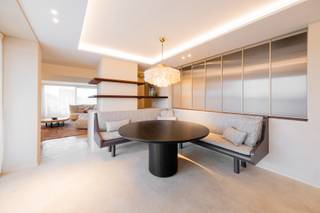 <p>Welkom in jouw nieuwe droomappartement!<br />Dit luxueuze appartement met hoogwaardige afwerking is gelegen in de gekende Lange Gasthuisstraat, een toplocatie in het historische hart van Antwerpen. Deze straat bevindt zich op een steenworp van dé winkelassen van de stad. In de directe omgeving geniet je van een uitgebreid aanbod aan gezellige cafés, restaurants en culturele hotspots.</p>
<p>Het appartement bestaat uit een zeer lichtrijke leefruimte dankzij de grote raampartijen. Het gebruik van marmer en mortex doorheen heel het appartement zorgen voor een luxueuze uitstraling. De openkeuken is voorzien van ruim eiland en kwalitatieve inbouwtoestellen, bovendien heeft u hier rechtstreeks toegang tot het ruime terras waar u kan genieten van verre zichten over de stad.</p>
<p>De riante suite is voorzien van een walk-in dressing en een ensuite badkamer met ruime inloopdouche, ligbad en twee wastafels.</p>
<p>Er is een ondergrondse parking bij aan te kopen in het gebouw.</p>
<p>Dit appartement vormt de perfecte combinatie van luxe, comfort en een uitzonderlijke ligging in het hart van de stad.</p>
<p>Interesse? Contacteer LISTED voor een bezoek: +32 3 283 51 51.</p>