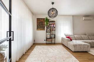 Deze ruime woning biedt een aangename combinatie van comfort, ruimte en een praktische indeling. Met een EPC-label B, een conforme elektrische installatie en een laadpaal is ook op technisch vlak alles goed voorzien.<br /><br />Via de inkomhal kom je in de grote leefruimte, met een aparte keuken en eetplaats. De eetplaats sluit rechtstreeks aan op de volledig afgewerkte veranda, die als extra leefruimte kan worden gebruikt en uitkijkt op de leuke tuin.<br /><br />Op de eerste verdieping bevindt zich een bijzonder ruime masterbedroom met een aparte dressing. Daarnaast zijn er een mooie badkamer en een tweede slaapkamer.<br />De tweede verdieping telt nog twee slaapkamers, waardoor de woning in totaal vier slaapkamers heeft.<br /><br />Airco in de masterbedroom en gelijkvloers. <br /><br />Buiten beschikt de woning over een aangename tuin, een oprit voor 2 wagens en een grote berging. <br /><br />Contacteer Top Vastgoed voor een bezoek op 0475 700 700.