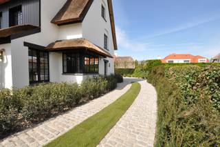 In een rustig gelegen residentiële buurt, bevindt zich deze kwalitatief gerenoveerde villa te huur, gelegen op een ruim perceel aan de rand van...