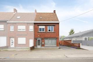 Ruime halfopen woning met 3 slaapkamers, gelegen in de Ingelmunstersestraat 72 te Izegem, op een perceel van 400 m² en met een bewoonbare oppervlakte van 144 m².Deze woning bevindt zich in op een centrale ligging te Izegem, nabij het centrum van Izegem. Dankzij de centrale ligging geniet je van een vlotte bereikbaarheid naar winkels, horeca, openbaar vervoer en belangrijke invalswegen. Bovendien biedt de tuin de hele dag door zon en een mooi zicht op het groen.De woning werd gebouwd in 1953, werd steeds goed onderhouden en biedt heel wat potentieel voor wie op zoek is naar ruimte en mogelijkheden.Indeling van de woning:Gelijkvloers:inkomhallichtrijke leefruimtekeukentoiletkeldertuinhuis/garage Eerste verdieping:nachthal3 ruime slaapkamersbadkamerZolder:Grote stockageruimte/ extra kamersTroeven:Centrale ligging in Izegem/EmelgemZonnige, onderhoudsvriendelijke tuin met terrasRuime woning met uitbreidingsmogelijkhedenDit pand is onderworpen aan de renovatieverplichting van de Vlaamse overheid voor residentiële gebouwen (behoudens bij sloop binnen 5 jaar na de aankoop). Consulteer voor meer informatie de website van het Vlaams Energie- en Klimaatagentschap via https://www.vlaanderen.be/een-woning-kopen/renovatieverplichting-voor-residentiele-gebouwenBestuursmaatregelen in het maatregelenregister: nee