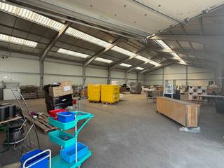 Deze ruime loods is gelegen op een uitstekende locatie in Diksmuide, in het industrieterrein. Ideaal voor bedrijven die nood hebben aan ruimte en een strategische ligging.<br /><br />De loods is uitgerust met een sectionale poort met een hoogte van circa 3,7 m en een breedte van 5,5 m. Ook zijn er nog verscheidene toegangen met dubbele deuren. <br /><br />De voorzieningen zijn water, elektriciteit en drijfkracht.<br /><br />Vrij vanaf: 01/09/2026.<br /><br />