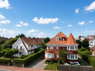 <p>Dit westgericht en ruim appartement met open zicht is centraal gelegen, vlakbij de zee, het Zegemeer en de Lippenslaan. Het appartement beschikt over een inkomhal met afzonderlijk gastentoilet, een ruime leefruimte en een keuken. Verder zijn er drie volwaardige slaapkamers en een aparte badkamer. Twee van de slaapkamers bieden toegang tot het terras aan de achterzijde van het gebouw. Dankzij de centrale ligging en de ruime indeling vormt dit appartement een uitstekende opportuniteit.<br />Er is een kelderberging inbegrepen.<br /><br />Aarzel niet om ons te contacteren voor meer info: tel.: 050 62 44 14 of via knokke@immax.be</p>