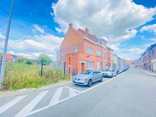 strong&gt;Te renoveren halfopen woning met stadstuin in Menen
<p>Deze halfopen woning nabij het centrum van Menen biedt tal van mogelijkheden voor wie een woning volledig naar eigen smaak wil renoveren.</p>
<p>De woning beschikt over een ruime leefruimte, 3 slaapkamers en een grote, geïsoleerde zolder die kan worden ingericht als extra slaapkamer. Achteraan is er een gezellige stadstuin.</p>
<p>Er is momenteel geen keuken of badkamer. Architectenplannen voor een uitbreiding, met onder andere een keuken en badkamer, zijn beschikbaar.</p>
<p><strong>Troeven:</strong></p>
<ul><li>halfopen bebouwing</li><li>3 slaapkamers</li><li>grote zolder</li><li>stadstuin</li><li>centrale ligging</li><li>architectenplannen</li></ul>