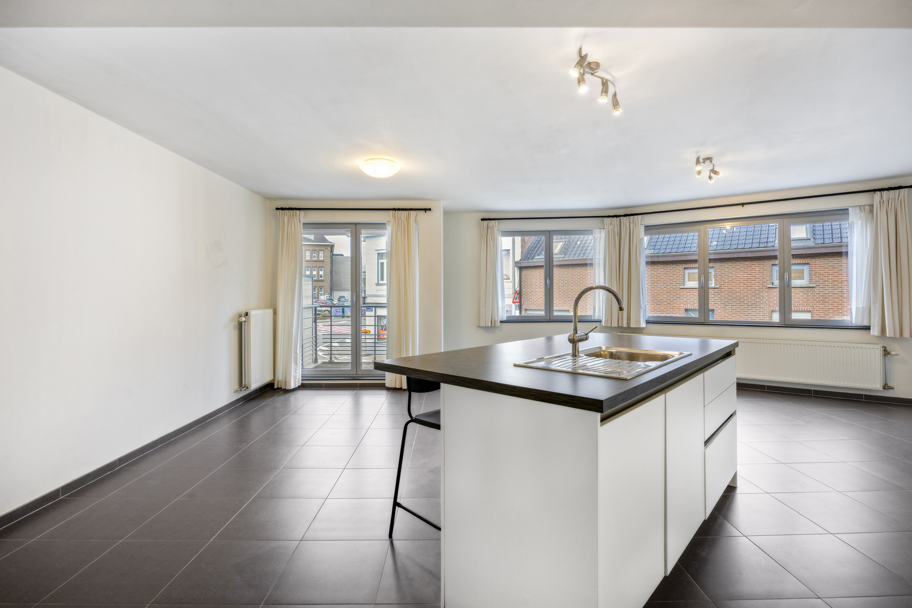 Instapklaar appartement met 2 kamers, staanplaats en terras - foto 2