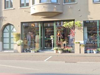 Deze gezellige, charmante maar vooral bloeiende bloemenzaak, gelegen in het centrum van Ingelmunster, biedt tal van mogelijkheden voor ondernemers en kan worden aangewend voor verschillende commerciële doeleinden.<br />Het handelspand beschikt over een bruikbare oppervlakte van 328 m², waardoor er voldoende ruimte is voor zowel een winkel- of handelsruimte of andere commerciële invulling.<br />De ruime oppervlakte biedt bovendien de mogelijkheid om de beschikbare ruimte naar eigen behoefte in te richten.<br /><br />Een belangrijke troef is de uitstekende bereikbaarheid. Achteraan het pand is er openbare en gratis parking aanwezig, wat een grote meerwaarde vormt voor zowel klanten als medewerkers. Daarnaast is er achteraan een aparte ingang, waardoor het pand ook praktisch toegankelijk is langs de achterzijde.<br /><br />Aan de voorzijde zijn er twee ingangen voorzien. Eén van deze ingangen is bovendien rolstoel- en buggytoegankelijk, waardoor het handelspand vlot toegankelijk is voor iedereen. De combinatie van de verschillende toegangen zorgt voor een aangename en praktische circulatie doorheen het pand.<br /><br />Via de automatische deuren krijgt u toegang tot een gezellige binnentuin. Deze aangename buitenruimte vormt een extra troef en kan, afhankelijk van de commerciële activiteit, op verschillende manieren worden benut. De binnentuin zorgt bovendien voor een bijzonder aangename sfeer en extra uitstraling.<br /><br />Het pand is voorzien van airco's die zowel kunnen koelen als verwarmen. Hierdoor kan er het hele jaar door een aangenaam binnenklimaat worden gecreëerd, zowel tijdens warme zomerdagen als in de koudere maanden.<br /><br />Verder beschikt het handelspand over een toilet en drie kelders. Twee van deze kelders zijn rechtstreeks toegankelijk vanuit de winkelruimte, wat bijzonder praktisch is voor opslag en voorraadbeheer. Eén van de kelders is ingericht als koelkelder, wat extra mogelijkheden biedt voor activiteiten waarbij gekoelde opslag noodzakelijk of wenselijk is.<br /><br />Ook in het atelier is er een koelcel aanwezig. Dit vormt een bijkomende praktische voorziening en maakt het pand onder meer interessant voor commerciële activiteiten waarbij gekoelde producten of materialen moeten worden bewaard.<br /><br />Aan de achterzijde van het gebouw kan bovendien makkelijk geladen en gelost worden. Dit zorgt voor een vlotte bevoorrading en maakt het dagelijkse gebruik van het handelspand extra praktisch. Leveringen kunnen eenvoudig via de achterzijde worden uitgevoerd zonder dat dit de klantenstroom aan de voorzijde hoeft te hinderen.<br /><br />Op technisch vlak beschikt het pand over aparte tellers voor water, elektriciteit en gas. Daarnaast zijn er twee regenwaterputten aanwezig, wat een bijkomende praktische en duurzame voorziening vormt.<br />De elektrische keuring is aanwezig, wat zorgt voor duidelijkheid op technisch vlak.<br /><br />Dankzij de combinatie van de centrale ligging in Ingelmunster, de ruime oppervlakte van 328 m², de verschillende toegangen, de gratis parking, de binnentuin, de kelders, de koelcel en de praktische laad- en losmogelijkheden biedt dit handelspand een bijzonder interessante basis voor uiteenlopende commerciële activiteiten.<br />Een veelzijdige commerciële ruimte met tal van mogelijkheden op een zeer gunstige locatie in het centrum van Ingelmunster. Zeker een bezoek waard!<br /><br />Startdatum van huren is bespreekbaar.<br /><br />Huurprijs: € 2200/maand.<br />