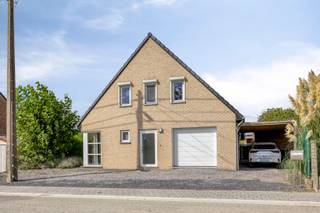 Deze aangename vrijstaande woning uit 2006 is gelegen in Oplinter, een deelgemeente van Tienen. Dankzij het EPC-label B, de zonnepanelen en airconditioning combineert de woning hedendaags comfort met een energiezuinig karakter.<br /><br />Bij het binnenkomen wordt u verwelkomd in de inkomhal met een afzonderlijk gastentoilet. De woning beschikt over een lichtrijke leefruimte met een volledig geïnstalleerde open keuken. Aansluitend bevindt zich een praktische berging, ideaal voor wasmachine en droogkast. Aan de trap is bovendien een handige bureauhoek voorzien. Op de eerste verdieping bevinden zich drie slaapkamers, een badkamer en een afzonderlijk toilet. De zolder biedt extra bergruimte.<br /><br />Ook buiten heeft deze woning heel wat te bieden. De oprit biedt plaats aan meerdere wagens en geeft toegang tot de garage. De zonnige tuin is een absolute troef. Hier werd recent een zwembad in opbouw geplaatst, met aansluitend een poolhouse en buitendouche. Via de tuin is er bovendien rechtstreeks toegang tot het doodlopende gedeelte van de Sint-Hubertusstraat.<br /><br />Een comfortabele en energiezuinige gezinswoning met aangename buitenruimte en extra voorzieningen, ideaal voor wie op zoek is naar een instapklare woning. <br /><br />Voor meer informatie of een bezoek kunt u contact opnemen met Lotte via lotte@immogve.be of 0474 38 63 93.