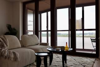 Geborgen tussen de Stad en de Stroom, in nieuwe residentie Huis aan de Kade naar het ontwerp van Robbrecht en Daem architecten op het Nieuw...