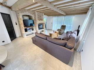 Prachtig gerenoveerde villa met 4 slaapkamers, garage en zwembadDeze volledig gerenoveerde villa biedt een perfecte combinatie van luxe, comfort en...