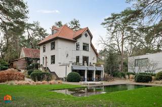 Op een goede locatie in Keerbergen bevindt zich deze authentieke villa met 4 slaapkamers, polyvalente ruimtes, uitgerust bijgebouw, dubbele garage...