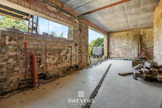 Voor meer info en foto’s, surf naar www.swevers.be – Deze open bebouwing in de Herbroekstraat 12 in Kortessem biedt een unieke kans voor wie op zoek is naar ruimte, een groot perceel en de vrijheid om een woning volledig naar eigen smaak te renoveren. De woning uit 1962 beschikt over een bewoonbare oppervlakte van 204 m², een vernieuwd dak (2013) en vergunde plannen, waardoor u meteen aan de slag kan. Op het gelijkvloers vindt u een lichtrijke leefruimte van 33 m², een ruime keuken van bijna 28 m², twee multifunctionele kamers, een gastentoilet en de inkomhal. De eerste verdieping telt 2 slaapkamers waaronder een uitzonderlijk ruime kamer van ruim 40 m², een badkamer en een apart toilet. Daarnaast is er een tweede verdieping met extra mogelijkheden en een praktische kelder. Buiten geniet u van extra parkeergelegenheid en vooral van een prachtig perceel van 1.610 m² met een gunstige zuidwestoriëntatie en een groen, rustig uitzicht. Hier is alle ruimte voor een terras, tuin, speelzone of moestuin. De woning ligt in een rustige omgeving met winkels, scholen, openbaar vervoer en ontspanning op korte afstand, terwijl de snelweg vlot bereikbaar is. Een ideale eigendom voor wie een renovatieproject zoekt met een sterke basis, veel potentieel en een uitstekende ligging. Voor meer informatie, bel 011 255 155. Bron bewoonbare oppervlakte: EPC – verslag. Dit pand is onderworpen aan de renovatieverplichting van de Vlaamse overheid voor residentiële gebouwen (behoudens bij sloop binnen 5 jaar na de aankoop). Consulteer voor meer informatie de website van het Vlaams Energie- en Klimaatagentschap via https://www.vlaanderen.be/een-huis-of-appartement-kopen/renovatieverplichting-voor-residentiele-gebouwen.