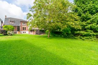 Een karaktervolle, te moderniseren vrijstaande woning te Halle met 2 slaapkamers, rustig gelegen in een residentiele wijk (Villalaan)! Op het gelijkvloers: inkomhall, vestiaire, toilet, wasplaats, koele berging, bureel. Op de eerste verdieping: open woonkamer en eetplaats (+/-50m²); ingerichte keuken (12m²) met overdekt terras achteraan (8m²) en terras vooraan (12m²). Op de tweede verdieping: 2 ruime slaapkamers (20,8m² en 18,4m²); badkamer (12m²). Verder: vrijstaande garagebox, tuinopslag (6m²), afgesloten tuin. Buitenschrijnwerk hout dubbel glas en enkel glas - Centrale verwarming op aardgas. EPC: 457 kWh/m² - UC: 20260517-0003868508-RES-1 - label E (renovatieverplichting) - Perceeloppervlakte: 7a 60ca - kadastraal inkomen: Niet-geïndexeerd 996EUR - Nutsvoorzieningen: water, gas, elektriciteit, regenwaterput, haardcassette - Vg, Wg, Gmo, Gvkr; Gvv - Meer informatie en documentatie op : www.villalaan99.be !!!