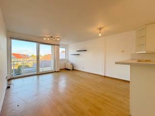 Recent appartement in kleinschalig gebouw te Oostende. <br /><br />Appartement beschikt over: inkomhal, 2 slaapkamers, badkamer, apart toilet, berging, living met open keuken en een terras. <br />Achteraan het gebouw is er een garagebox inbegrepen in de huurprijs. <br /><br />Appartement gelegen op de 2<sup>de</sup> verdieping, lift & fietsenberging aanwezig. <br /><br />Huurprijs: € 750/maand<br />provisie gemeenschappelijke kosten: € 50/maand<br />EPC Label B - vrij vanaf 01 september