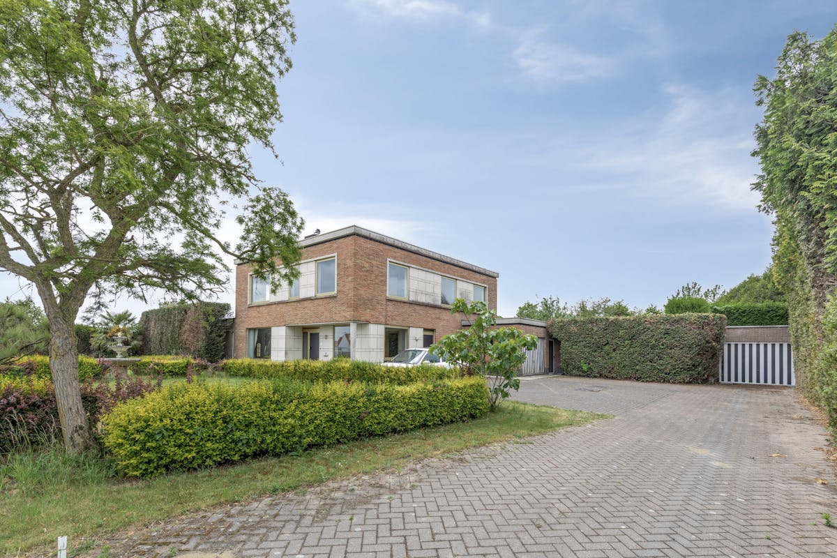 Statige te renoveren villa te koop met zwembad in Zuienkerke - foto 1