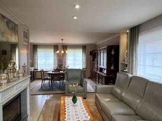 HALL D'ENTRÉE ; W.C. SÉPARÉ ; BUREAU ; SÉJOUR AVEC CHEMINÉE ; VÉRANDA ; CUISINE ÉQUIPÉE DE PLAQUE DE CUISSON À INDUCTION, HOTTE, FOUR,...